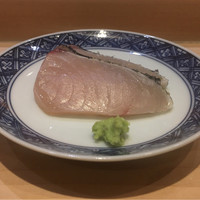 野じま - 鰆。皮目の活性化された脂がじゅわりと。あとはねっとりとしてとても美味。ガスで炙りとのことだが、焦げの香りもいい感じ。美味！