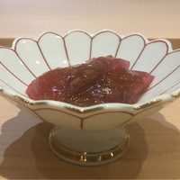 野じま - 鰹。新玉葱醤油。自然な甘みが感じられる新玉ねぎ醤油と鰹の酸の相性良い感じ。