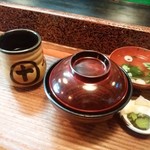 丸十 うなぎや - 店名入り湯呑みと歴史を感じる丼。