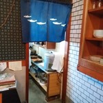 丸十 うなぎや - 焼き上がりのうなぎと継ぎ足し使われてきたタレが見える。