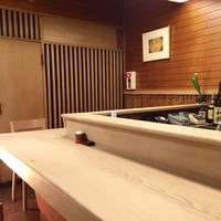 割烹 白鷹 - 白木の一枚板カウンター