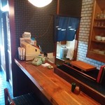 丸十 うなぎや - ダイヤル式電話器と歴史を感じる電気釜。