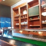 丸十 うなぎや - 寿司も扱っていた名残があるカウンター。