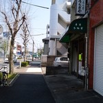 丸十 うなぎや - 見落としやすいので道路からの写真を。