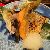 銀座米料亭 八代目儀兵衛 - 焼き魚（鮭と鯛カマ）