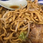 ラーメン二郎 - 茶褐色の麺が印象的