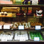 柏屋菓子店 - まだ豆大福残っているよ〜。
            早い者勝ちだよ〜〜。