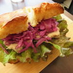 【フォカッチャ+鴨のリエット+赤キャベツのマリネ　５５０円】