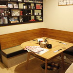 Sakaba Monkizu - 半個室のテーブル席は最大8名まで座れます