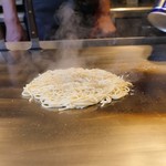 Okonomiyaki Teppanyaki Rikimaru - 肉玉そば　調理3