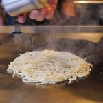 Okonomiyaki Teppanyaki Rikimaru - 肉玉そば　調理2