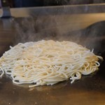 Okonomiyaki Teppanyaki Rikimaru - 肉玉そば　調理1