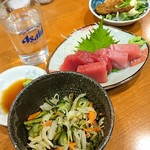 鶯酒場 - お通しとマグロぶつ