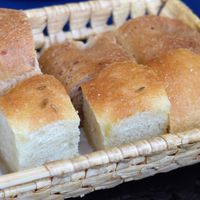 ヴィア トスカネッラ - パスタソースをこのパンでいただきます。