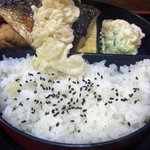 そば処ふくしま - 弁当です。 手前、半分がゴマ付きのご飯になっています。 ご飯はたっぷり入っていますよ。 そして、奥がおかずですね。