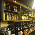 Kushitoku - 日本酒と焼酎が並ぶ店内