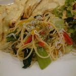 しらすとチンゲン菜と長ねぎの塩味パスタ