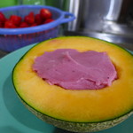 泰成水果店 - 哈密瓜の種をくりぬき、苺シャーベットで穴を埋めて・・・