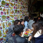 泰成水果店 - 一つをみんなで分け合っています。