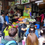 泰成水果店 - 若者率が高いですね。