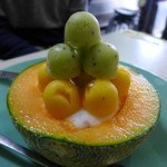 泰成水果店 - メロンと葡萄のシャーベットを乗せるバージョン。これもTWD230でした(2015/02)