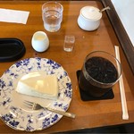 Higurashi - レア・チーズケーキとアイス珈琲。
                        セットで税込750円。
                        美味し。