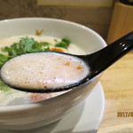 麺家 獅子丸 - あっさりしつつも伊勢海老の出汁‥旨味が漂うスープ