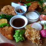 日向草 - 春の新メニュー！真鯛の変わり揚げ四種。春野菜添え！