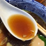 つけそば 神田 勝本 - 醤油のコクと旨みが広がるスープ