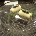 レストラン ラ・フロレゾン・ドゥ・タケウチ - ズワイ蟹と蕪のカネロ二(春巻きに似たもの)仕立て 柚子のエッセンスとキャビアを添えて