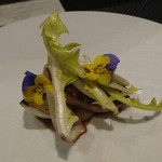 レストラン ラ・フロレゾン・ドゥ・タケウチ - ブルガリア産フォアグラのア ラ プランチャ(鉄板焼) 新玉ねぎのローストとそのクーリとジュのソースで