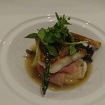 レストラン ラ・フロレゾン・ドゥ・タケウチ - 長崎産キハタ(アオハタ)のポワレ 季節の山菜と蛤のナージュ仕立て