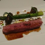 レストラン ラ・フロレゾン・ドゥ・タケウチ - 北海道産スノーホワイトチェリバレー鴨の低温ロースト 長野産グリーンアスパラと地鶏のファルスを詰めたモリーユ茸