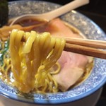 ぶたコング - 生姜醤油らーめん(760円)麺リフト