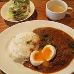 Itaria Shokudou Nora - ランチメニューは900yen。「のら特製！！牛すじカレー（なの花と半熟タマゴ入り）」