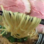 極麺 青二犀 - 鶏しょうゆらーめん(800円)麺リフト