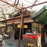 Kasugano Chaya - 茶屋内にはテーブルほか座敷も