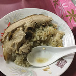 きりん飯店 本店 - レンゲでチャーシュー切りながら、炒飯と食うんだ。炒飯にもゴロゴロとチャーシューは入ってるんだけどね。ラーメンスープに浸かったチャーシューは美味いし。
                                
                                この炒飯が今日で最後。残念だ。
