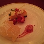 マゼランズ - ベイクドチーズケーキ　バニラアイス添え