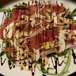 オステリアラストリカート - ホワイトマッシュルームとプロシュートのサラダ