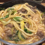 Machiya Gohan Konsai Ryourito Shijou Chokusouno Osakana Higashiyama Yatsuhashi - 煮込んだ状態のすき焼きうどん。