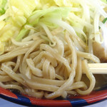 Taichi Shouten - 「ラーメン（野菜多・背脂普・ニンニク多・タレ普）」ウェーブが掛かった平打ち太麺