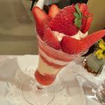 資生堂パーラー - 和歌山県日高郡 はないちご農園産 まりひめのスペシャルストロベリーパフェ
