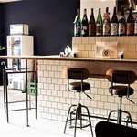 居酒屋 しあん - オシャレな店内　カウンターは６席と立ち飲みもできるスペース？