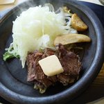 ステーキ グルメ吉翔 - 熱々の鉄板