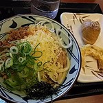 Marugame Seimen - 【丸亀製麵 小郡店】●旨辛まぜ釜玉うどん(並)＆わさびいなり&かぼちゃ天