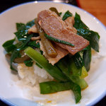 満州ニラら～めん さかえや - 満州ニラらーめん（680円）＋ライス（ランチタイムサービス）