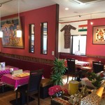 Ajian Dainingu Maya - 明るく異国情緒漂う店内