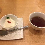 チャイニーズキッチン KURO - デザート（杏仁豆腐）とプーアル茶