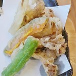 石碾蕎麦　おもだか - 野菜天ぷら450円。